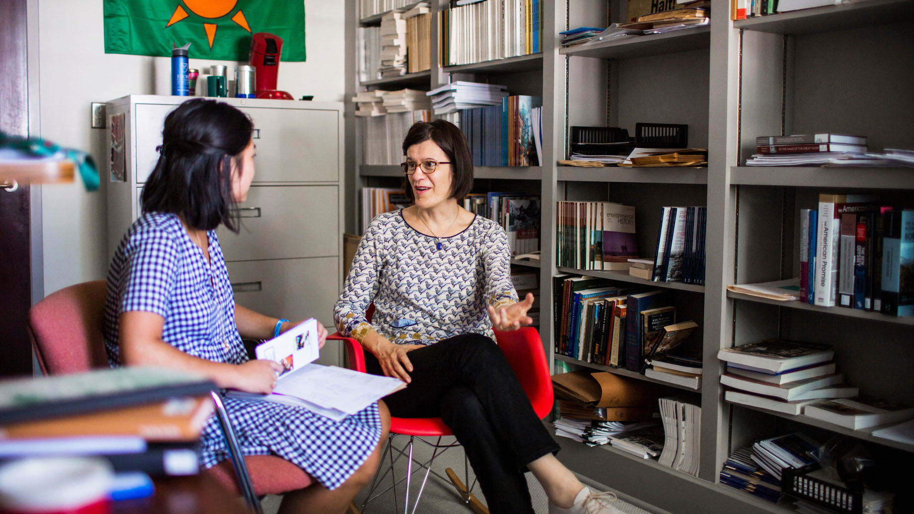 student meets with advisor in her office